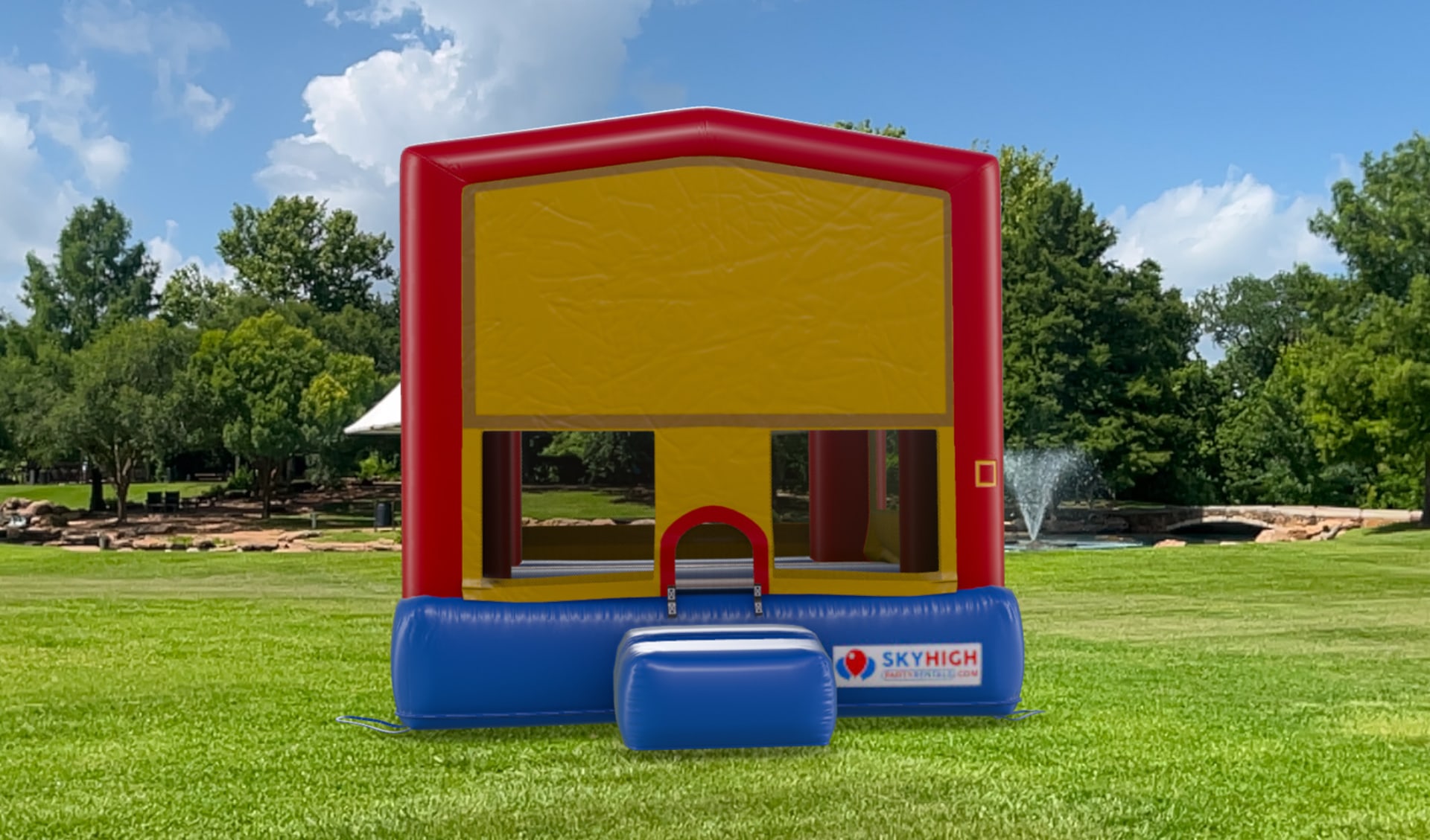 Renta de castillo inflable rojo y azul en Dallas, perfecto para celebraciones en Mesquite con niños.
