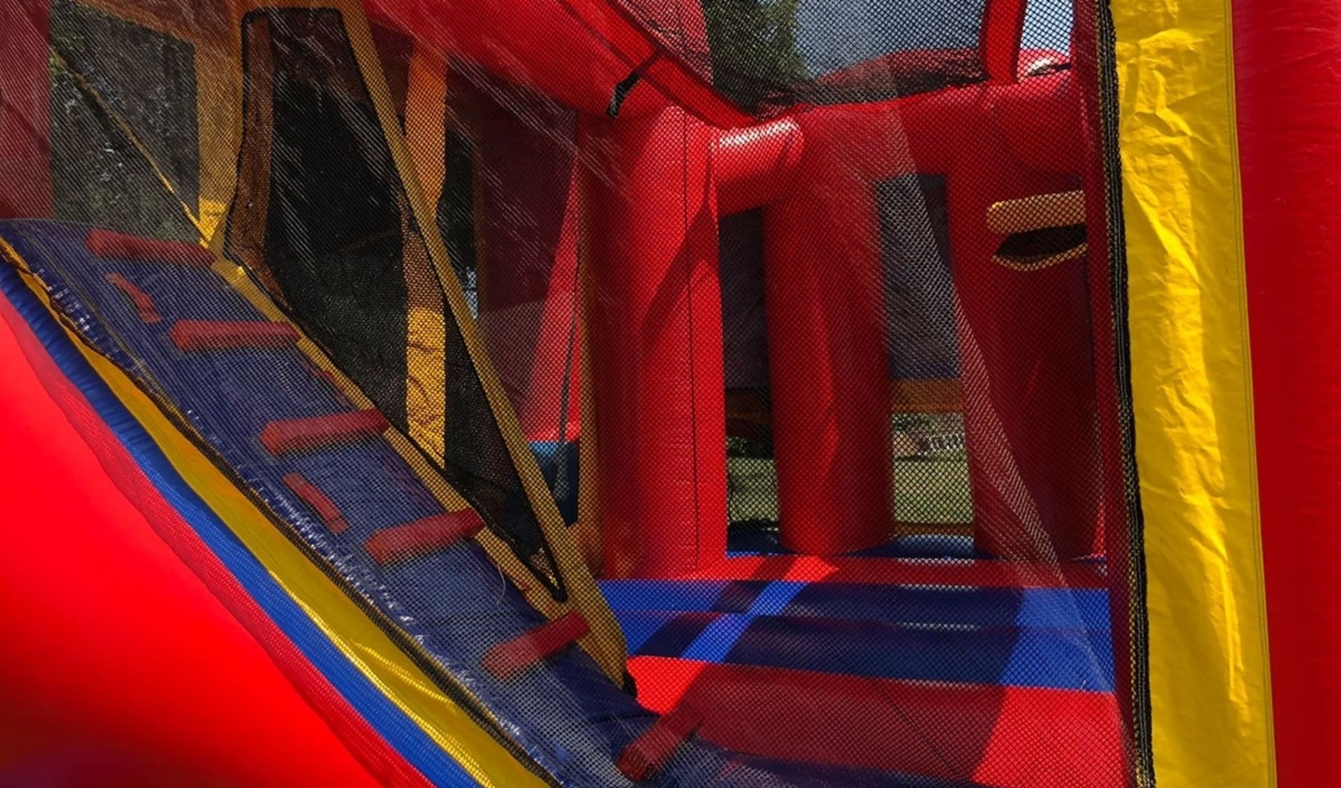Renta de castillo inflable 4 en 1 en Dallas con exterior rojo y azul, ideal para fiestas en Arlington.