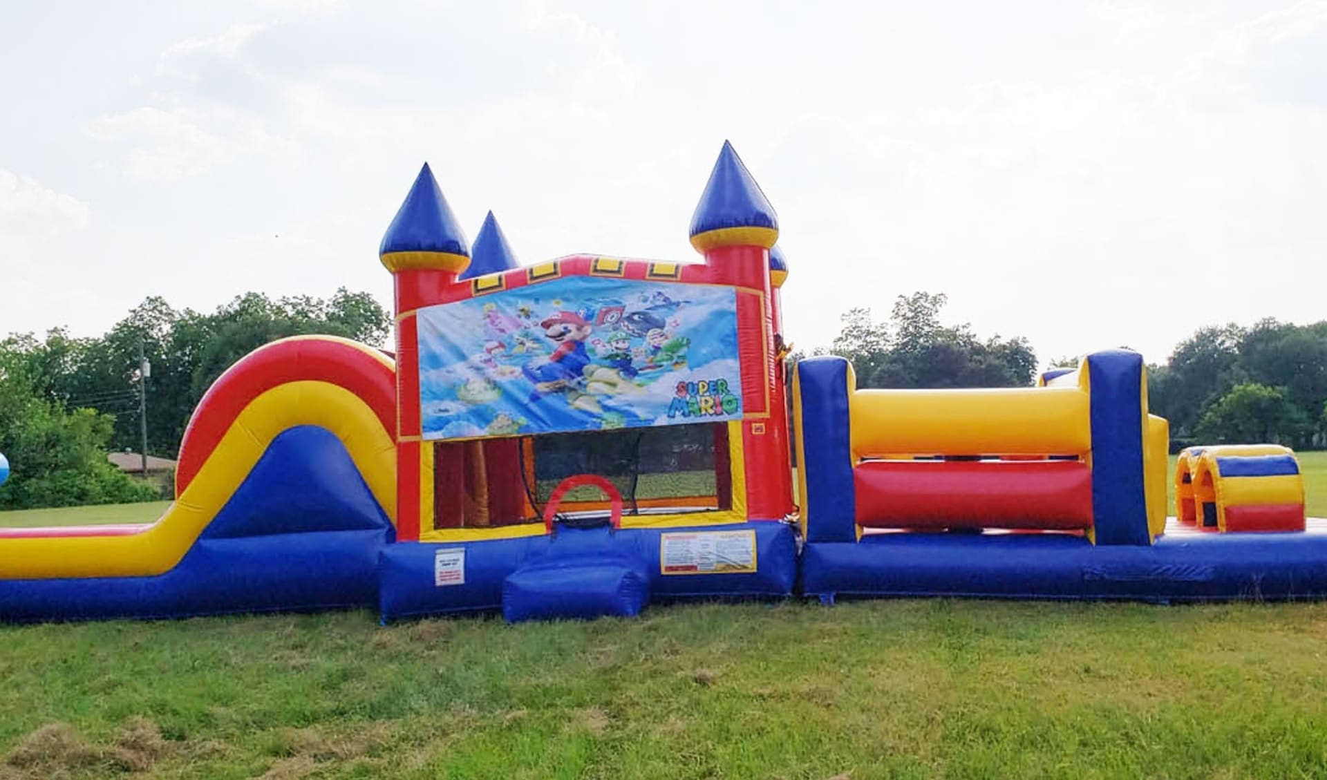 Renta de obstáculo Mario de 50ft con tobogán en Austin — perfecto para fiestas en Georgetown.