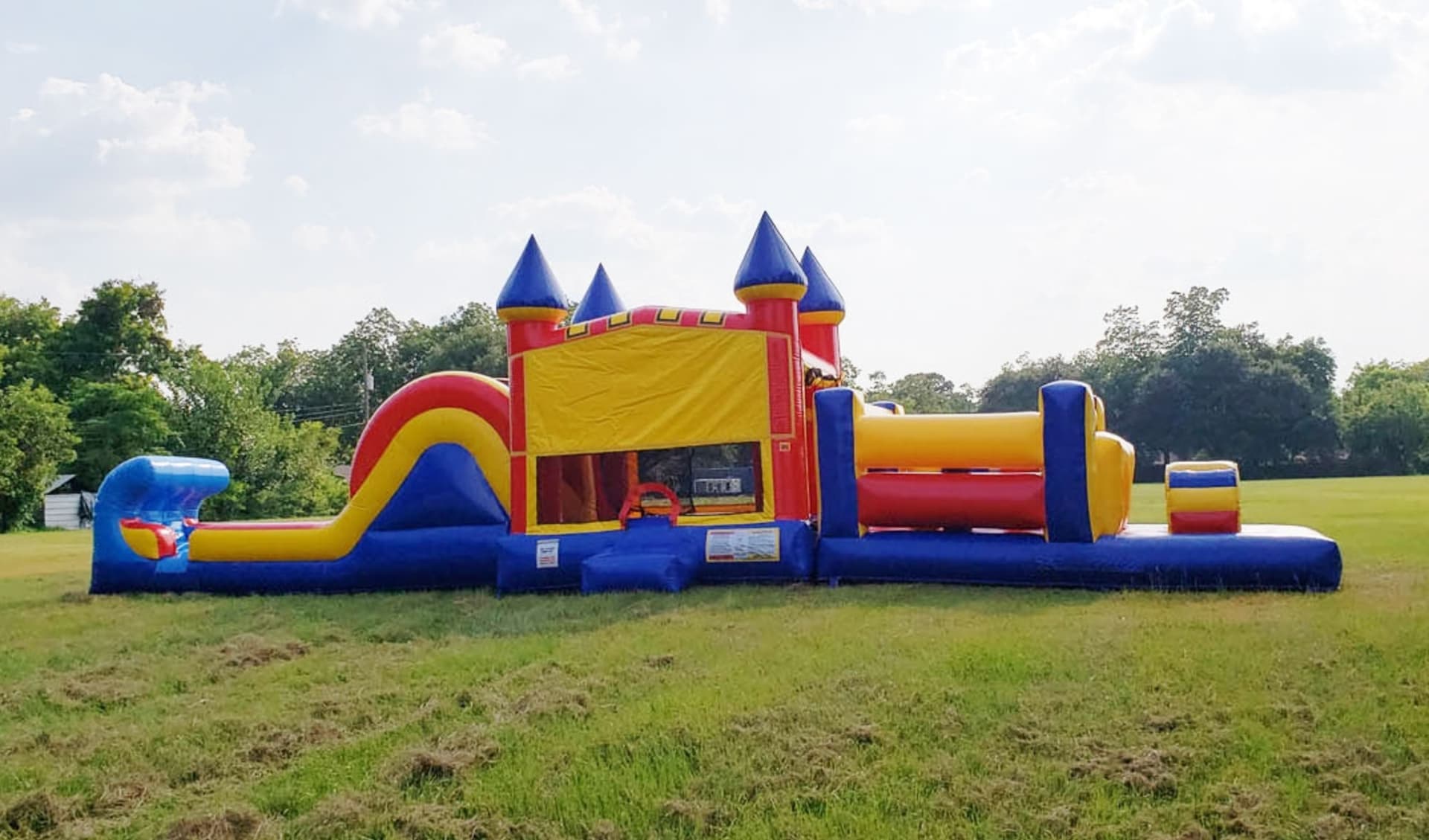 Perfecto para fiestas en Fort Worth, este obstáculo Coco Melon de 50ft en renta en Dallas incluye tobogán y túnel para niños