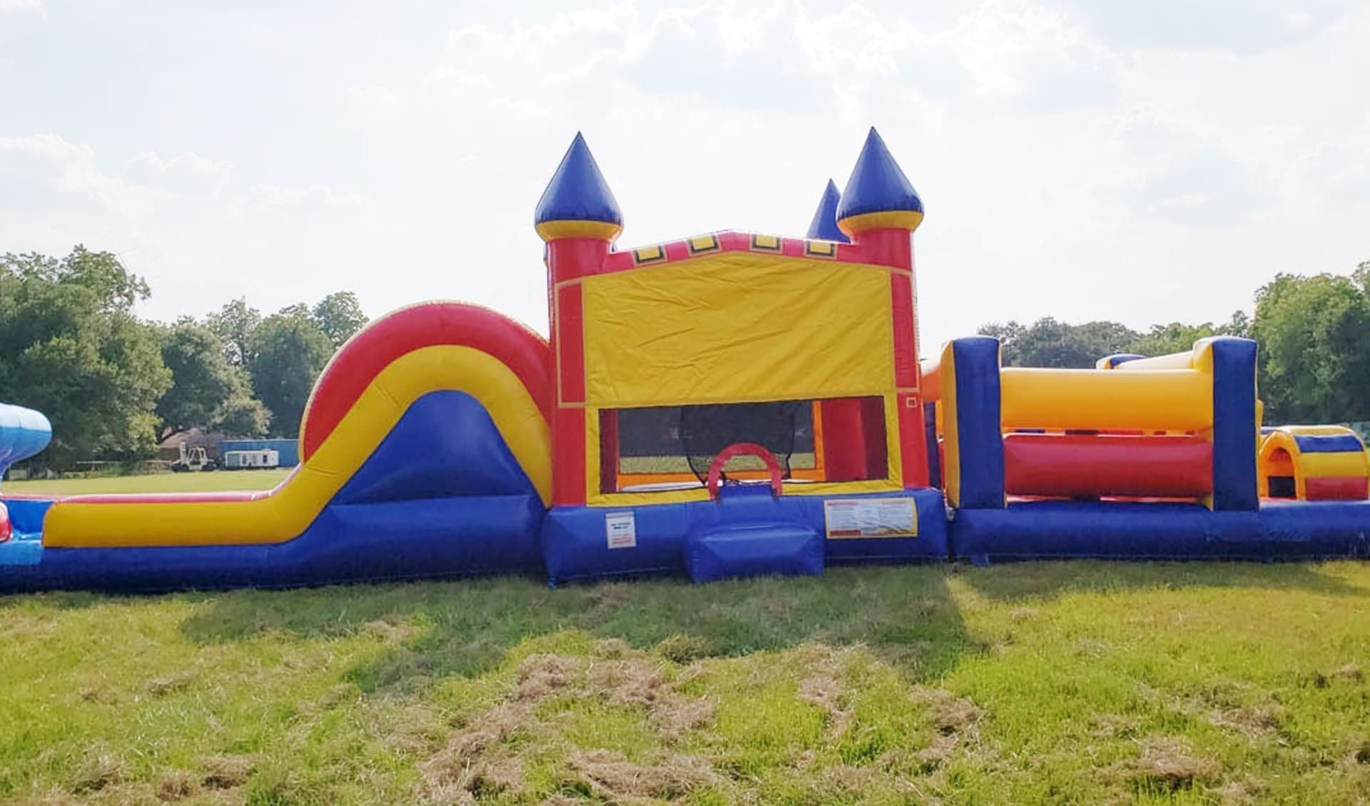 Renta de castillo inflable de 50ft con obstáculos en Dallas, ideal para fiestas en McKinney con área de saltos y tobogán.