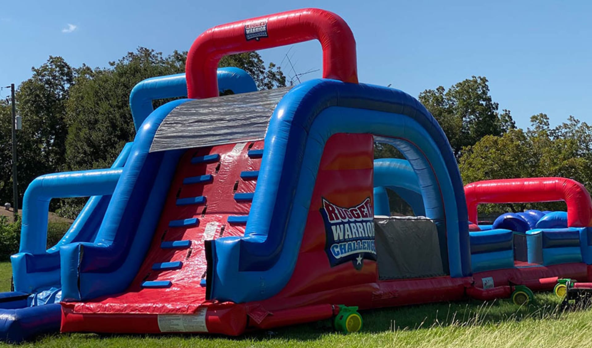 Renta de castillo inflable All Stars Rugged Warrior con tobogán ideal para fiestas en San Marcos, diversión sin límites.