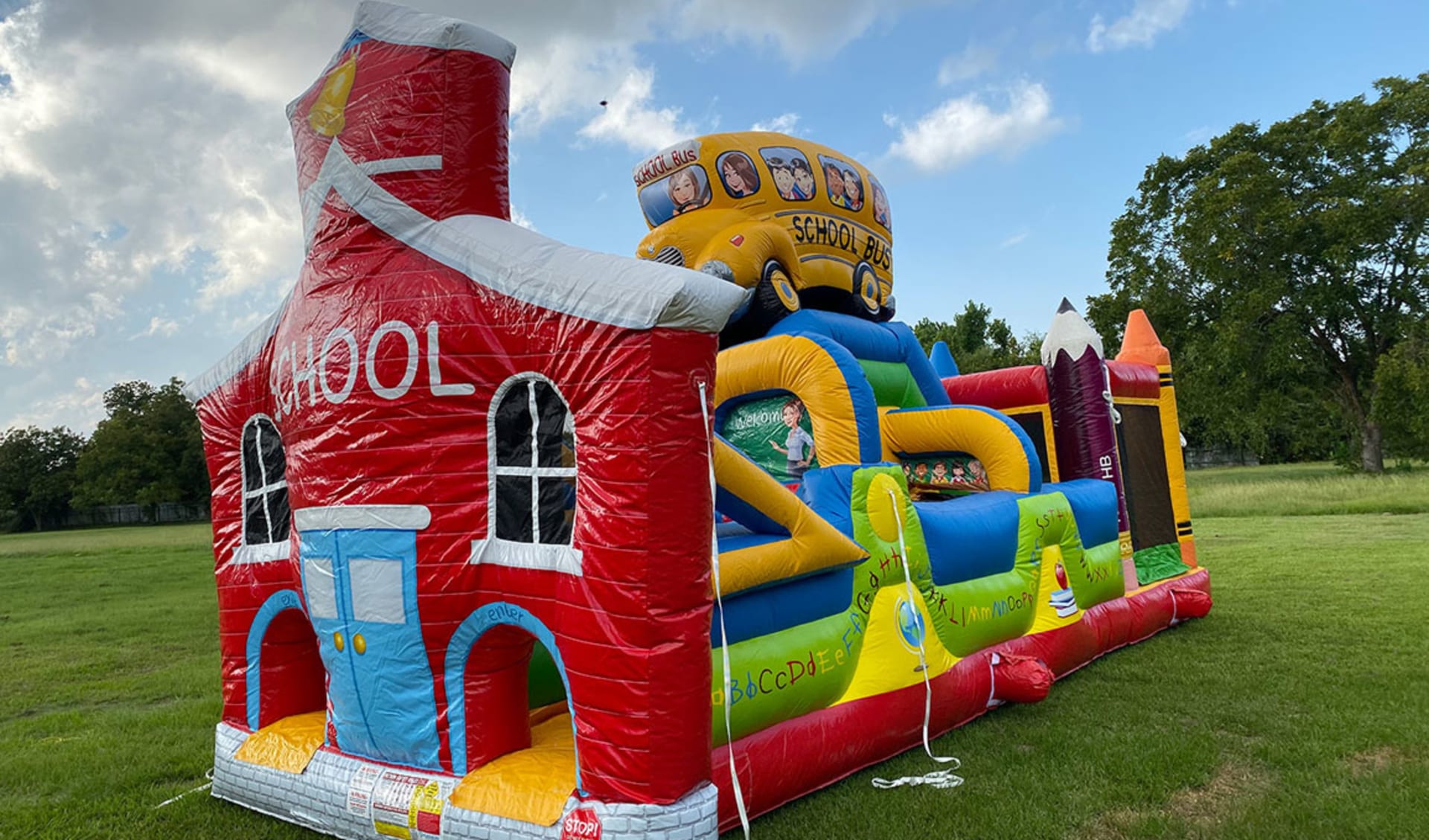 Schoolhouse & Bus obstacle course rental en Austin ideal para fiestas con juegos interactivos para niños en Kyle y alrededores.