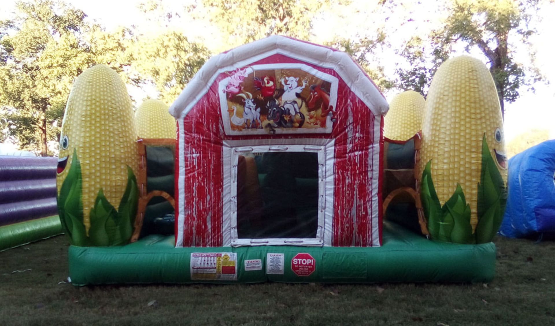 Renta de Corn Maze Obstacle Course con tema de granja ideal para fiestas de otoño en Austin, con múltiples actividades para todos.