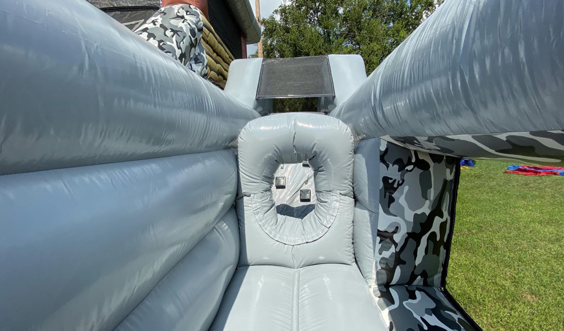 Renta de Black Ops obstacle course en Dallas con rock wall y doble tobogán, ideal para fiestas temáticas militares en McKinney.