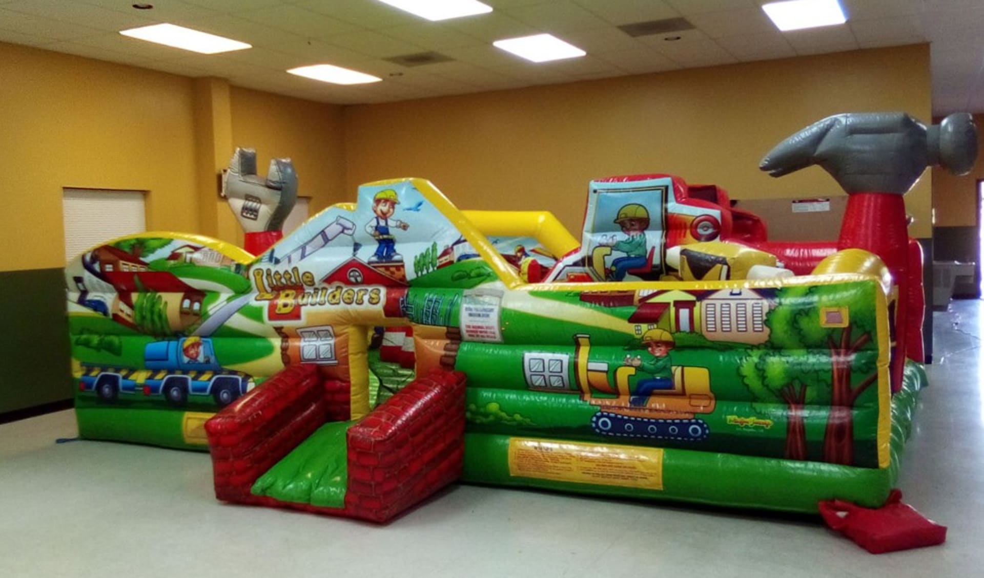 Perfecto para fiestas en Garland, este obstáculo construcción en renta en Dallas incluye climb, slide y weave ideal para niños