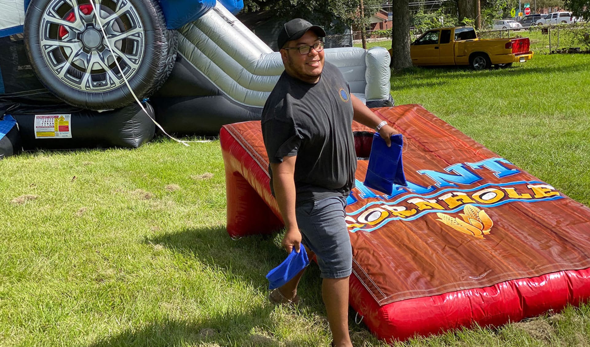 Cornhole inflable gigante de 5x8 pies en renta para eventos en Dallas — ideal para competencias de equipo en Grand Prairie.