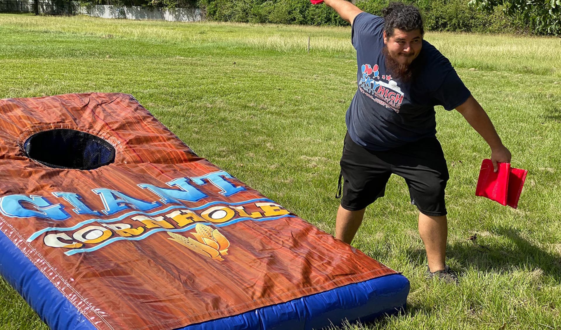 Juego cornhole gigante inflable en renta en Dallas, ideal para eventos corporativos en Arlington.