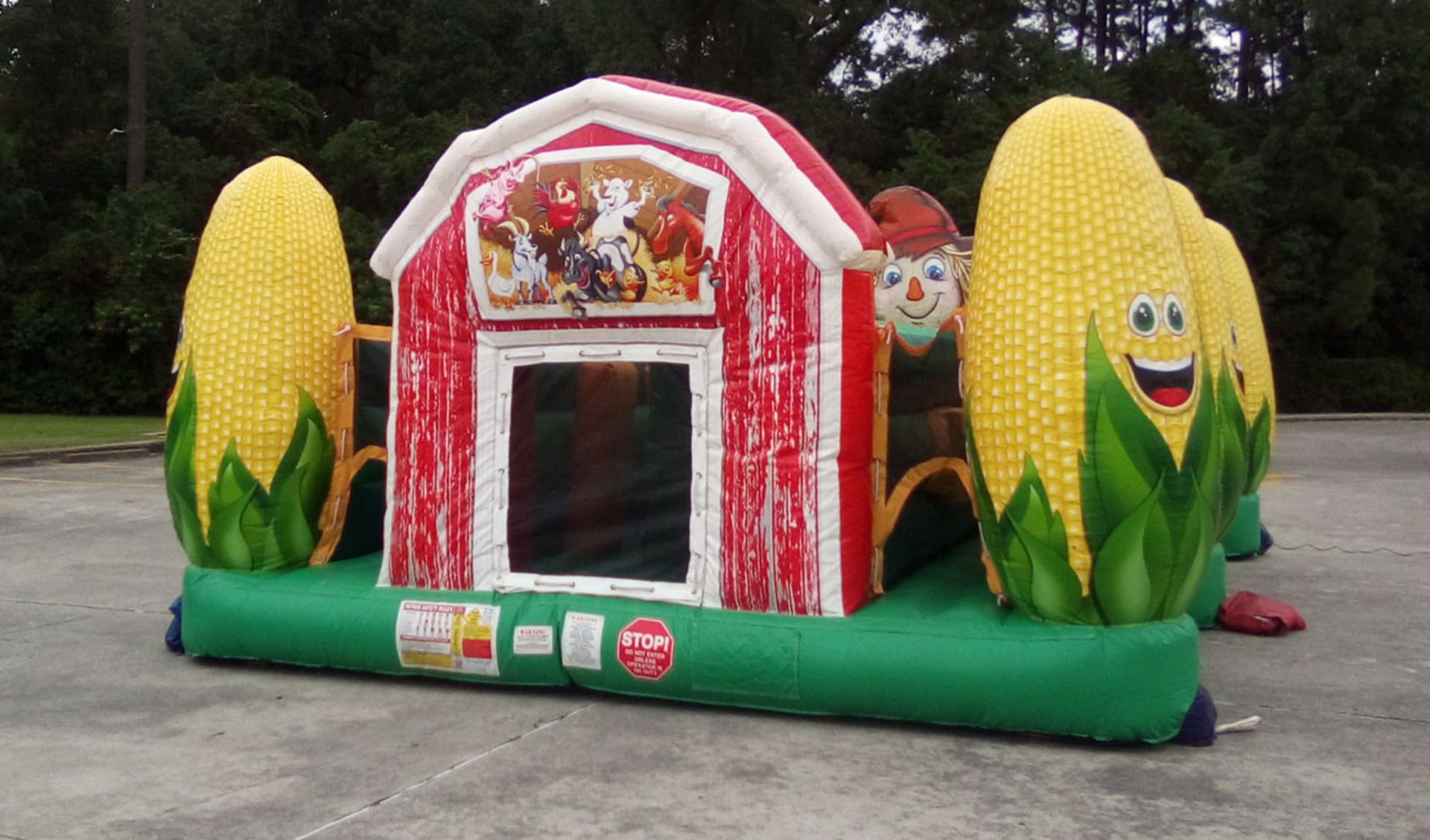 Renta de Corn Maze Obstacle Course con múltiples actividades ideal para eventos otoñales en Dallas y Lewisville.