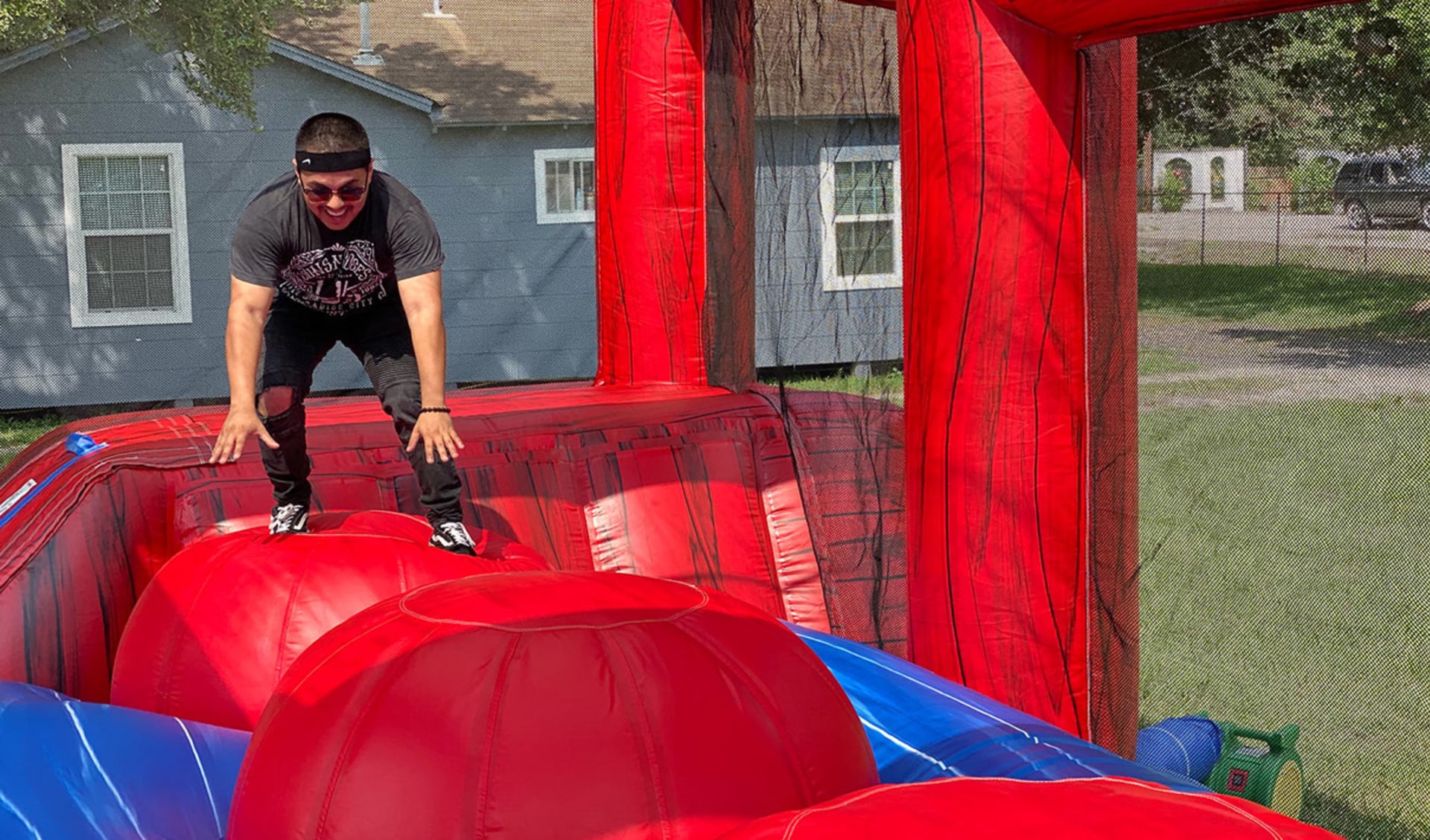 Renta Dallas Leaps N Bounds con pared de escalada y tobogán en rojo y azul, ideal para fiestas en Lewisville.