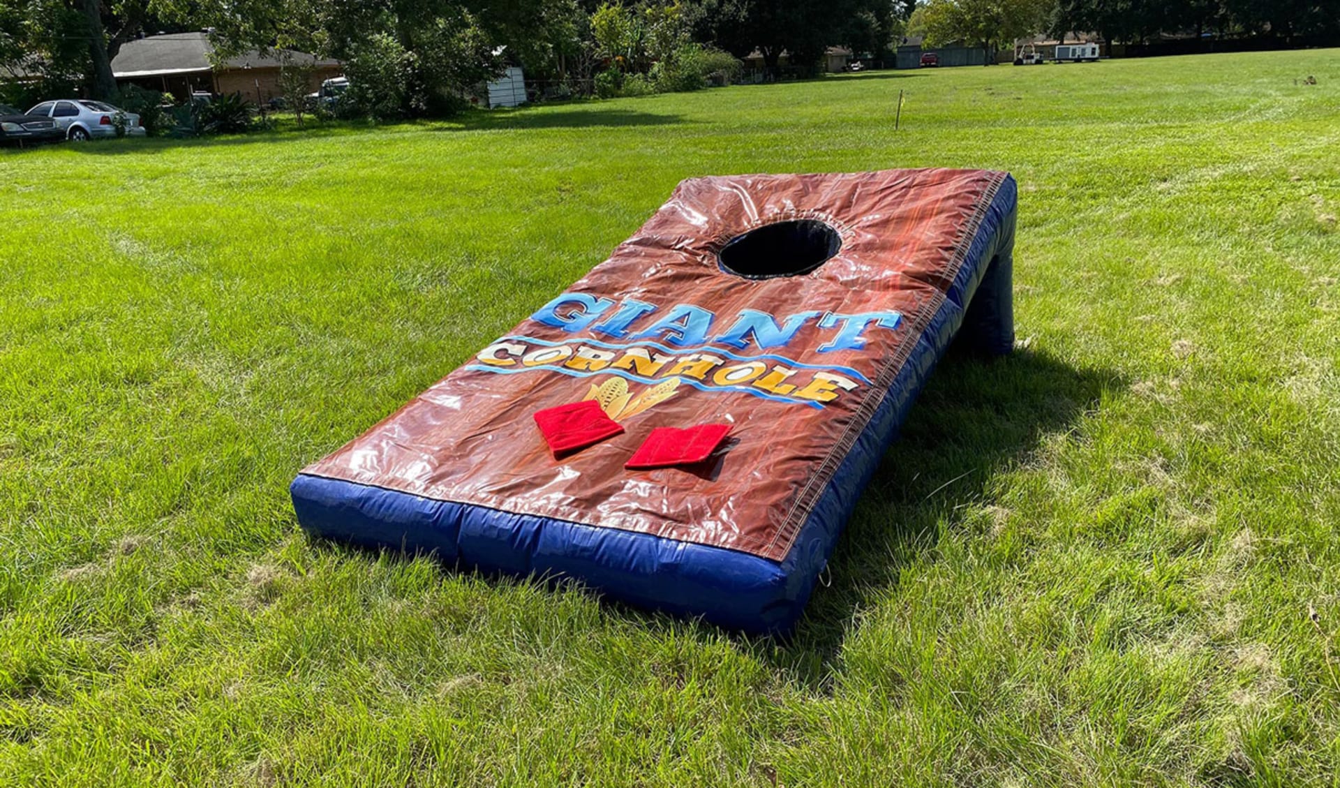 Perfecto para fiestas en Mesquite, este Giant Inflatable Corn Hole en renta en Dallas incluye 2 bolsas y mide 5x8 pies.