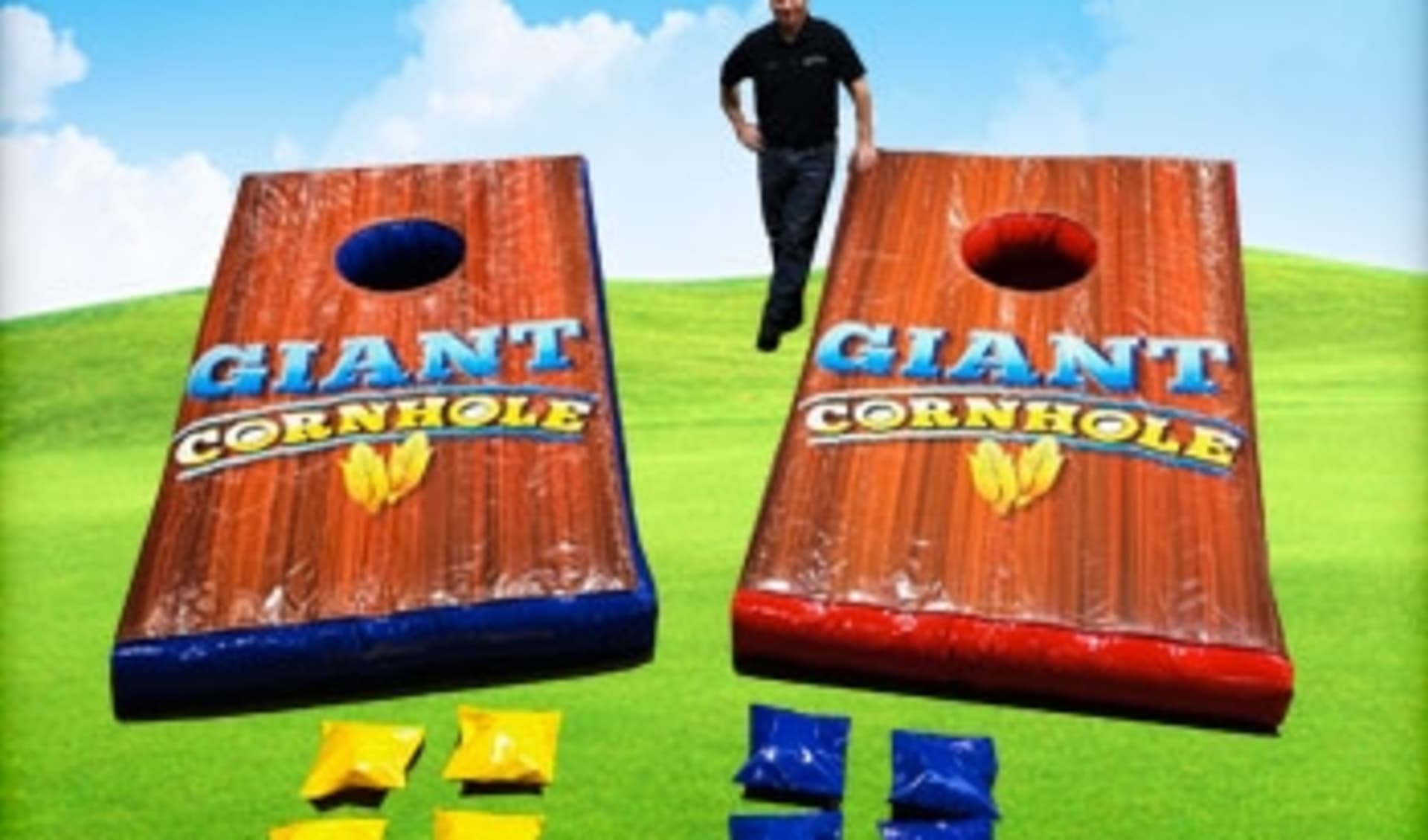 Cornhole gigante en renta en Dallas, perfecto para eventos en Arlington con tableros de 5x8 pies y bolsas azules y rojas.