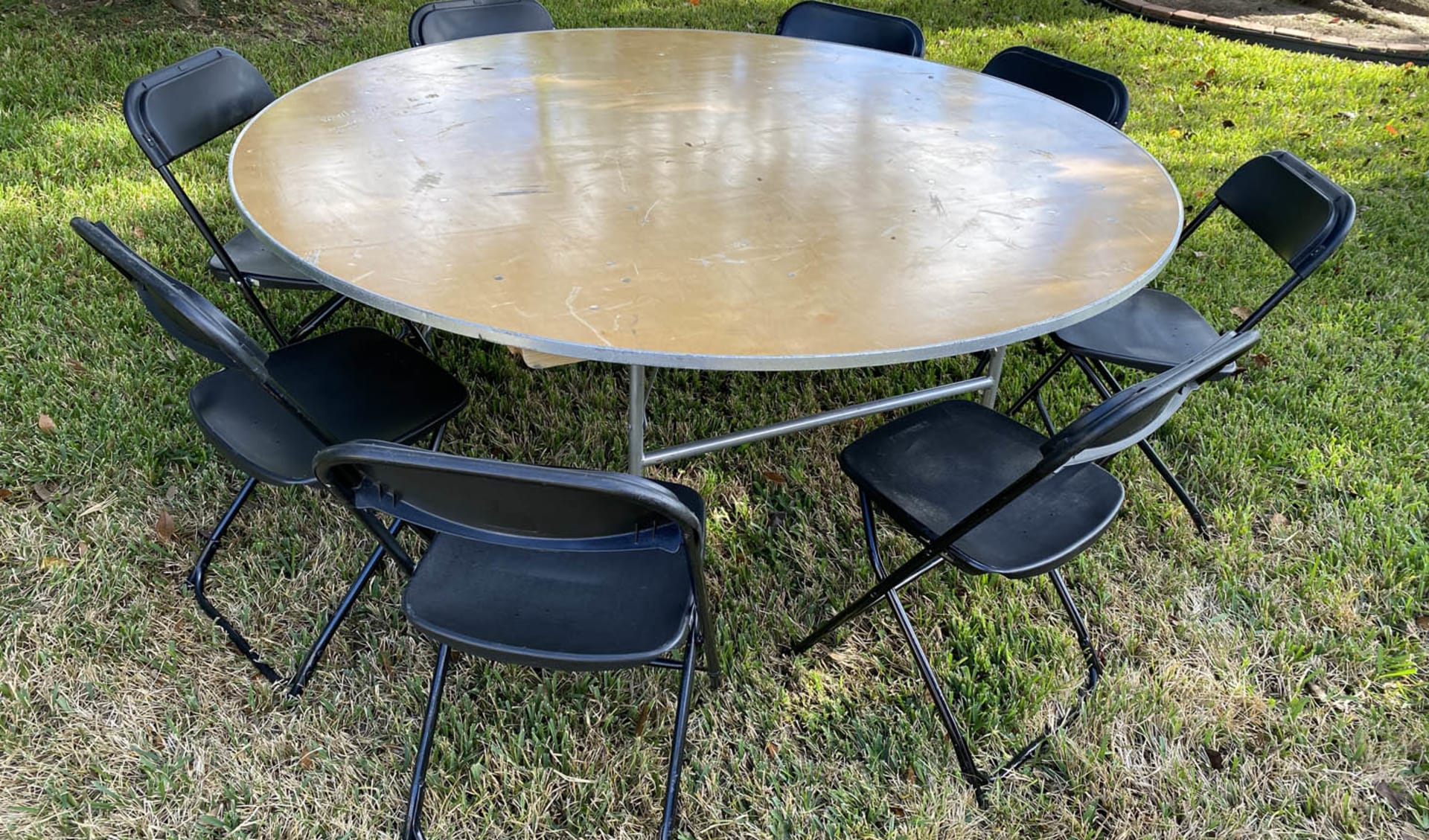 Round Banquet Tables and Black Chairs