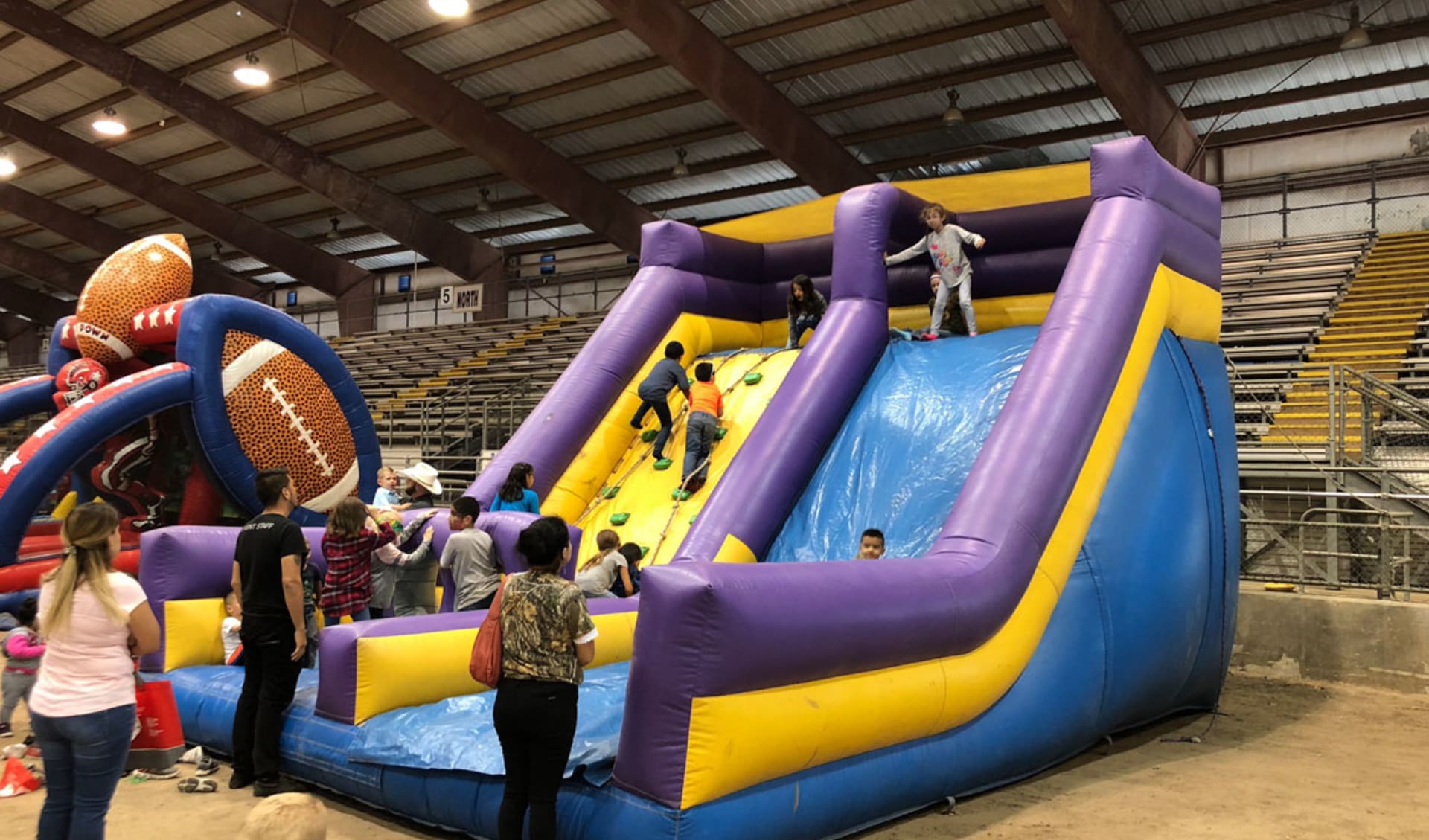 Inflatable rockwall y tobogán con canasta de básquetbol disponible para renta en Dallas, perfecto para eventos en Garland.
