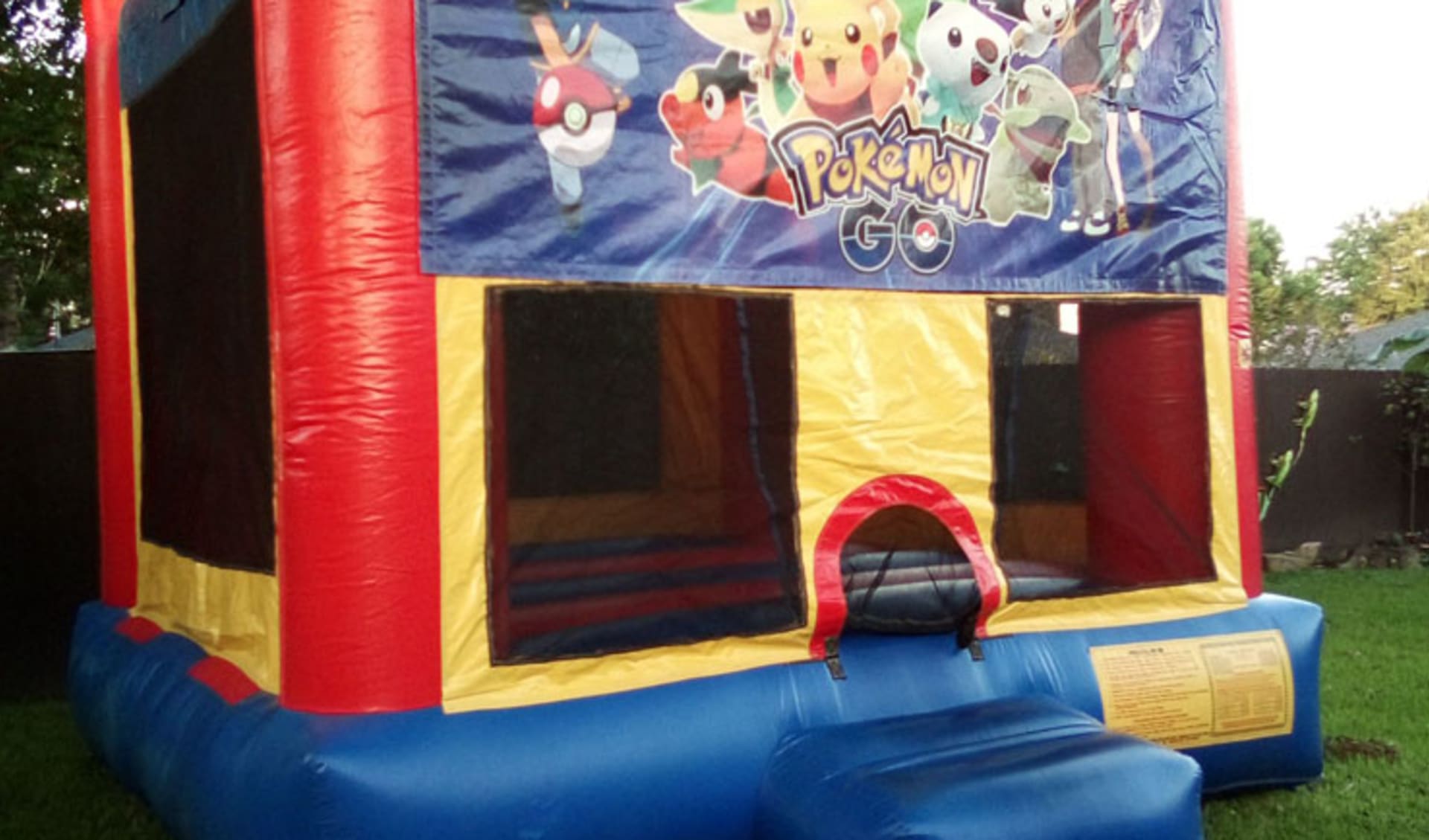 Renta de brincolín Pokemon 13x13 ideal para fiestas en Austin, con personajes coloridos en rojo, amarillo y azul.