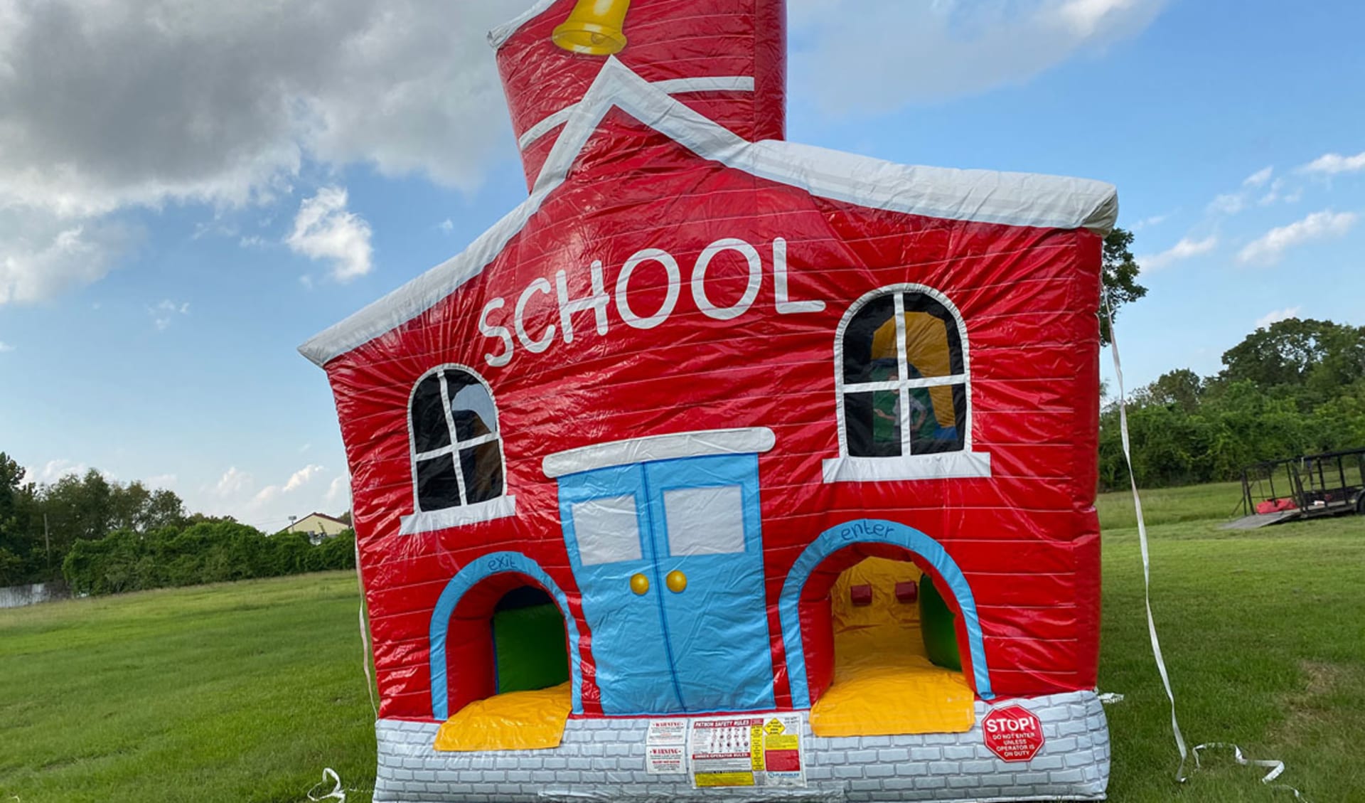 Renta de School House & Bus Obstacle Course en Austin, ideal para fiestas interactivas en San Marcos.