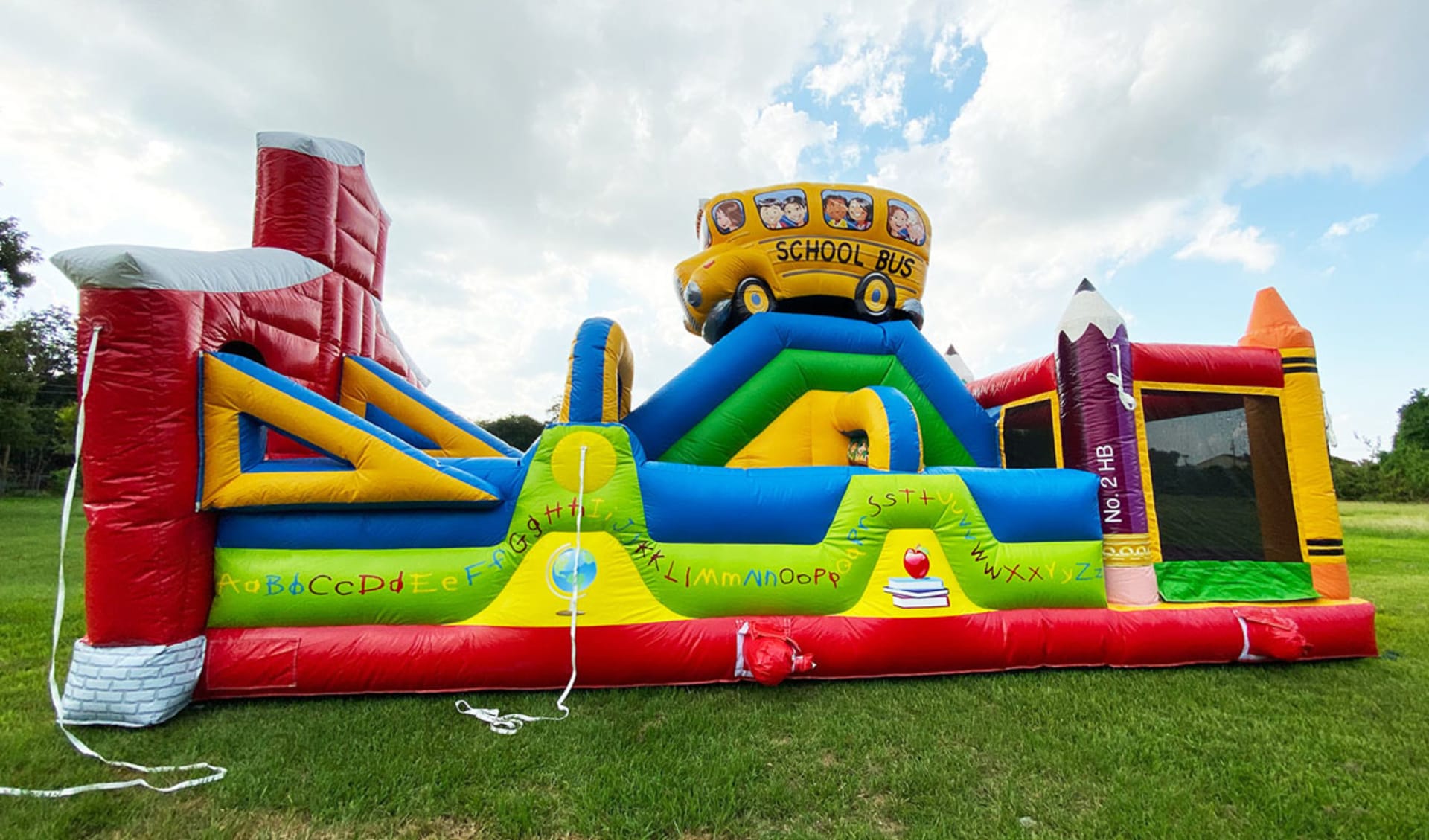 Renta de School Bus obstacle course inflatable ideal para fiestas en Austin con tobogán incluido