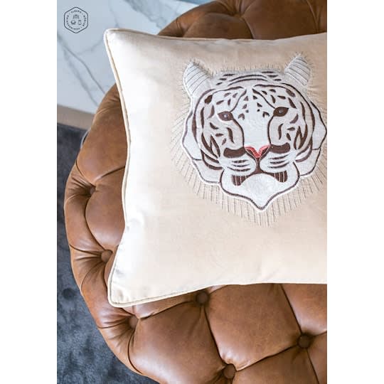 Chhatwal &amp; Jonsson Embroidered Weißes Tiger-Kissenbezug aus Samt, beige, 50x50