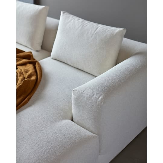 Scandinavian Upholstery Kornum 2.5-sits Soffa Schäslong Höger Bouclé White