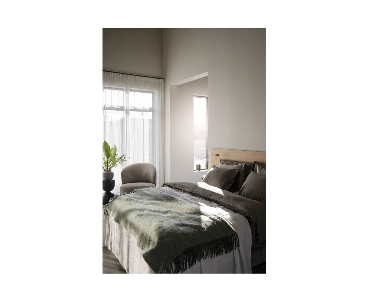 Rowico Home Whitmore Sänggavel Ek 240cm