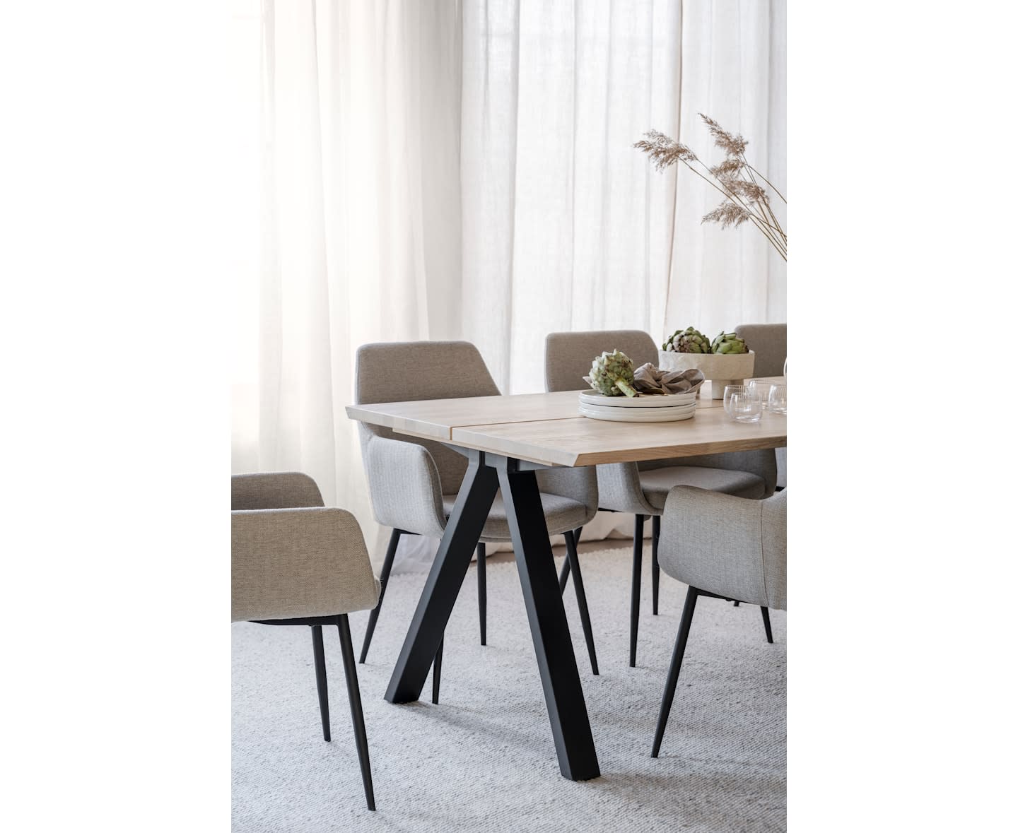 Rowico Home Carradale Matbord V-ben Vitpigmenterad/Svart 220cm