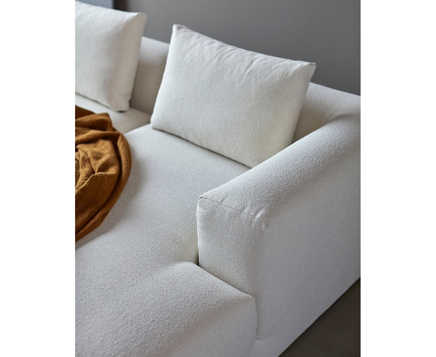 Scandinavian Upholstery Kornum 2.5-sits Soffa Schäslong Höger Bouclé White