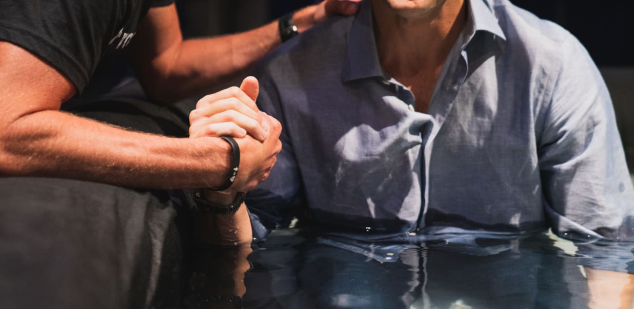 Update with descriptive alt text