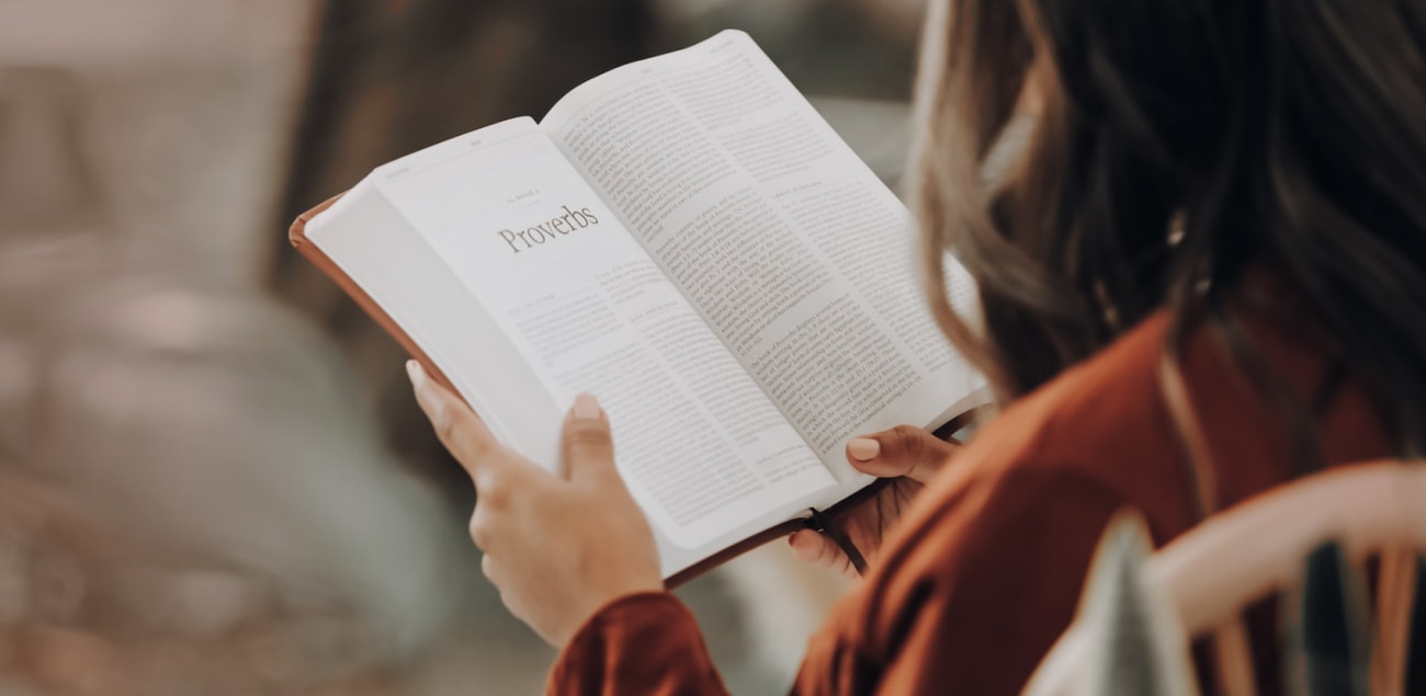 Update with descriptive alt text