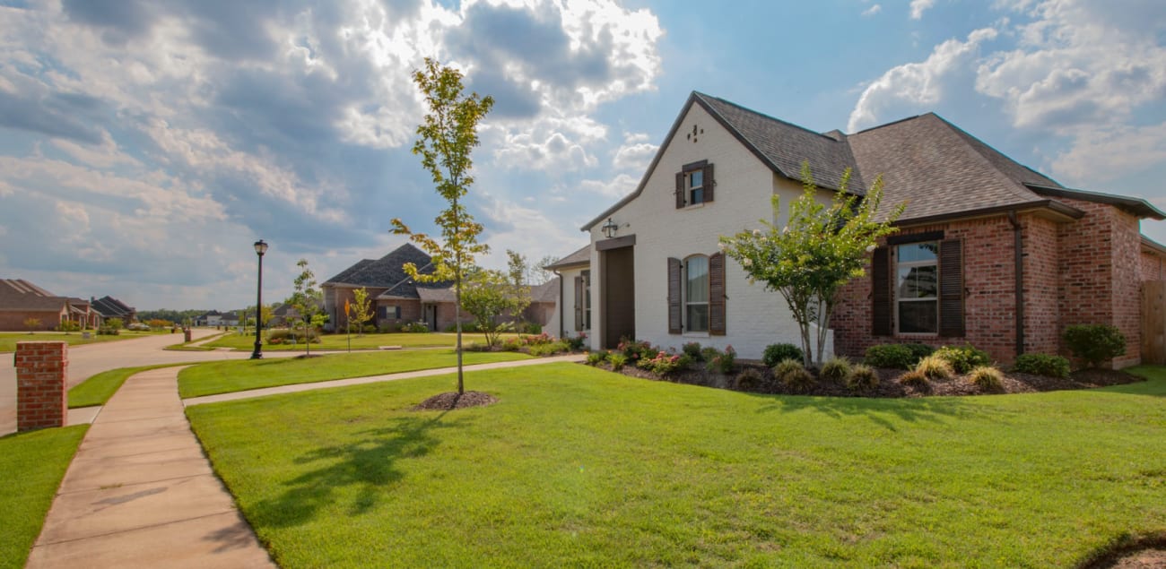 Update with descriptive alt text