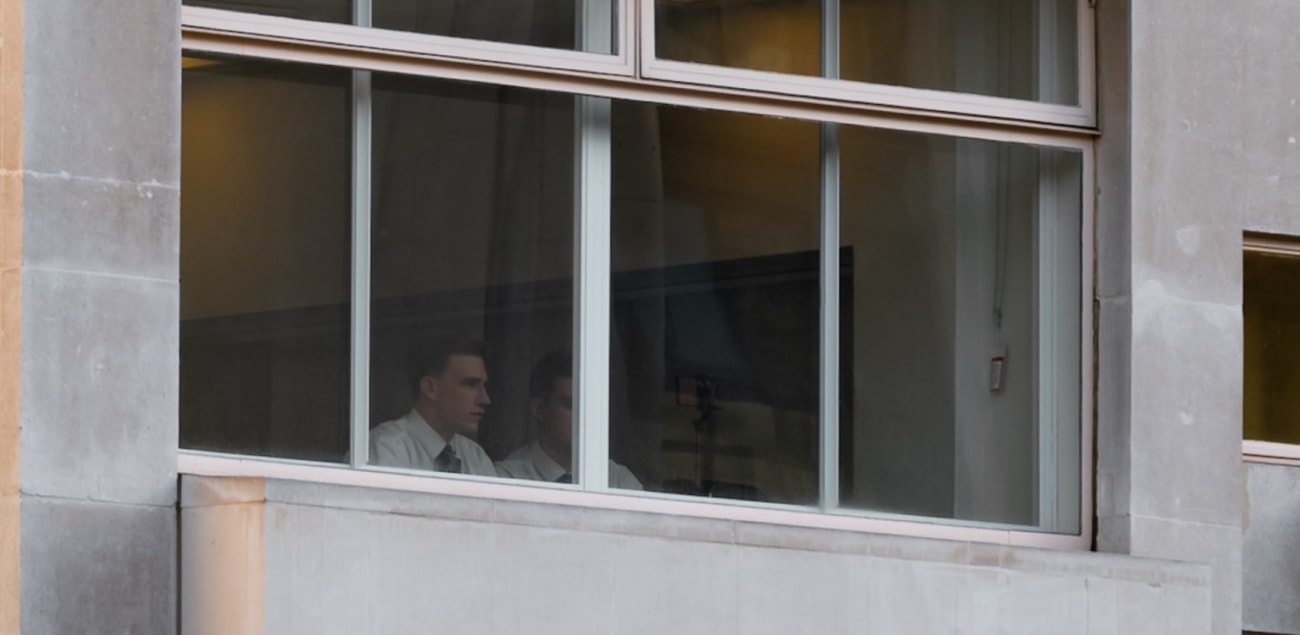 Update with descriptive alt text