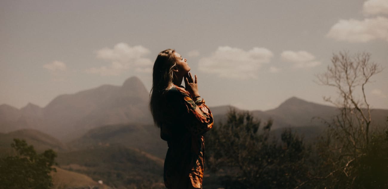 Update with descriptive alt text