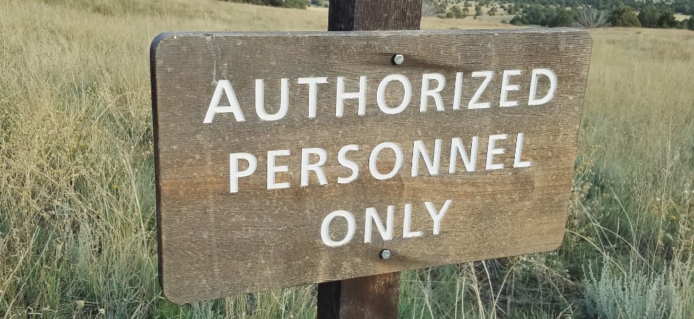 Update with descriptive alt text