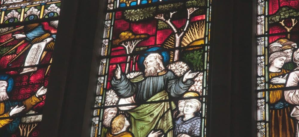 Update with descriptive alt text