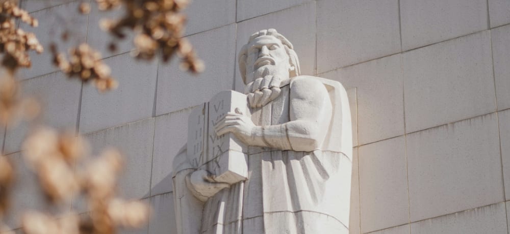 Update with descriptive alt text