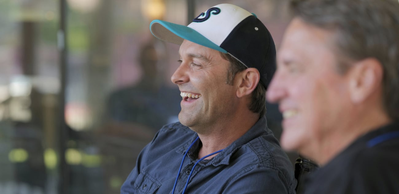 Update with descriptive alt text