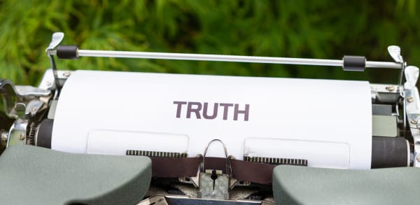 Update with descriptive alt text