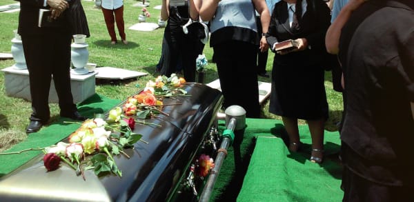 Update with descriptive alt text