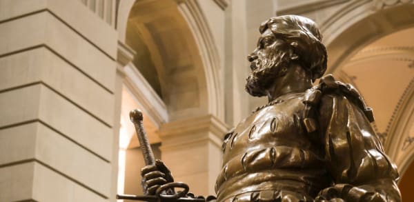 Update with descriptive alt text