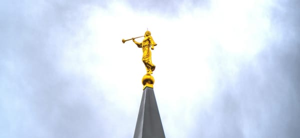 Update with descriptive alt text