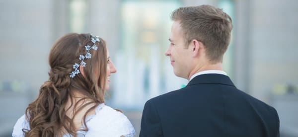 Update with descriptive alt text