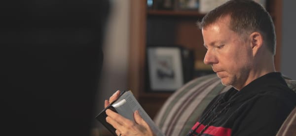 Update with descriptive alt text