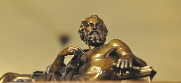 Update with descriptive alt text