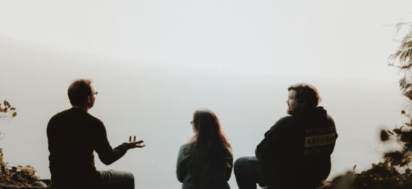 Update with descriptive alt text