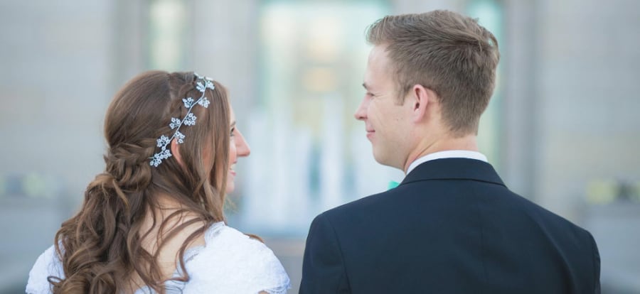 Update with descriptive alt text