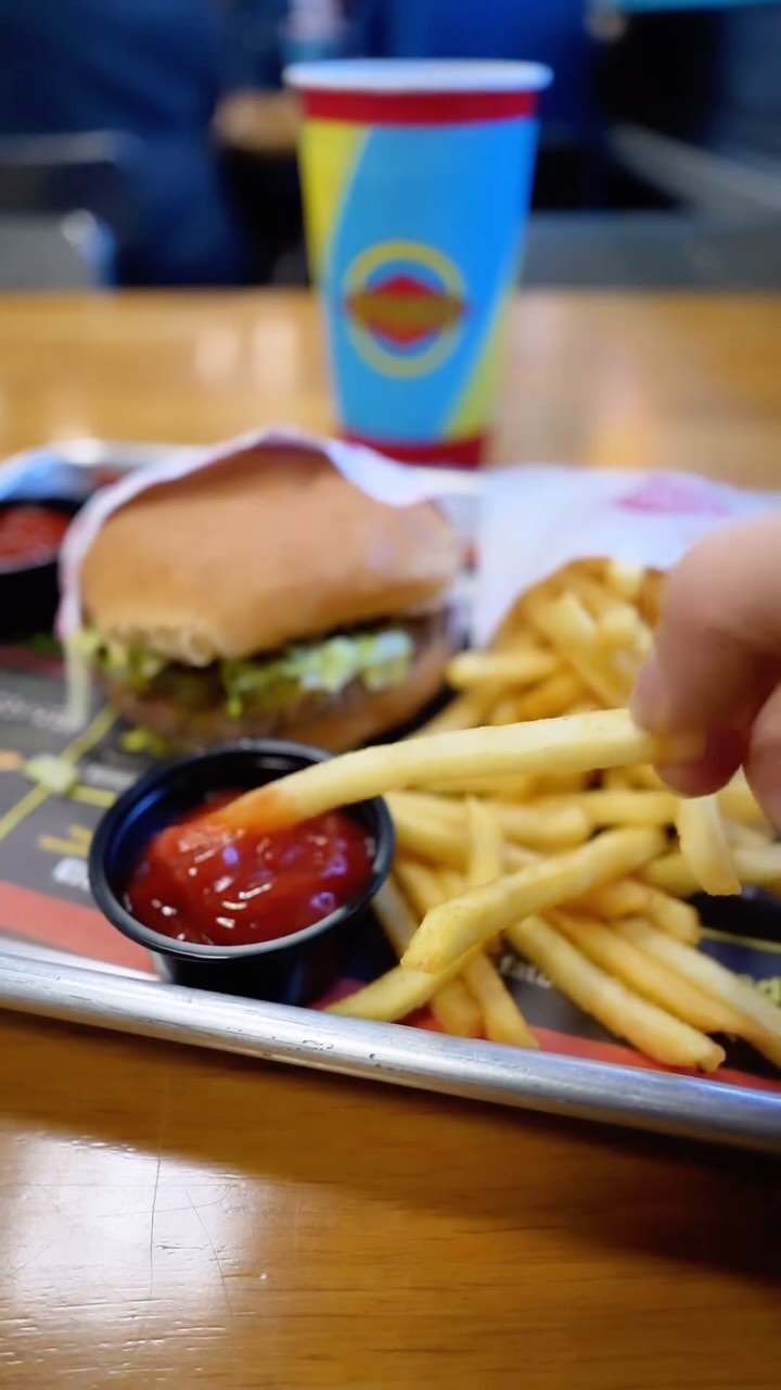 𝙳𝚒𝚍 𝚢𝚘𝚞 𝚔𝚗𝚘𝚠 𝙵𝚊𝚝𝚋𝚞𝚛𝚐𝚎𝚛 🍔 🍟 has vegan options? They...