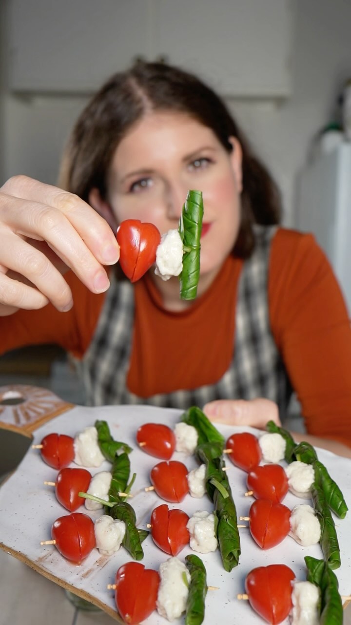 𝙰 𝚂𝚒𝚖𝚙𝚕𝚎 𝚅𝚊𝚕𝚎𝚗𝚝𝚒𝚗𝚎’𝚜 𝙸𝚍𝚎𝚊 is making
caprese skewer...