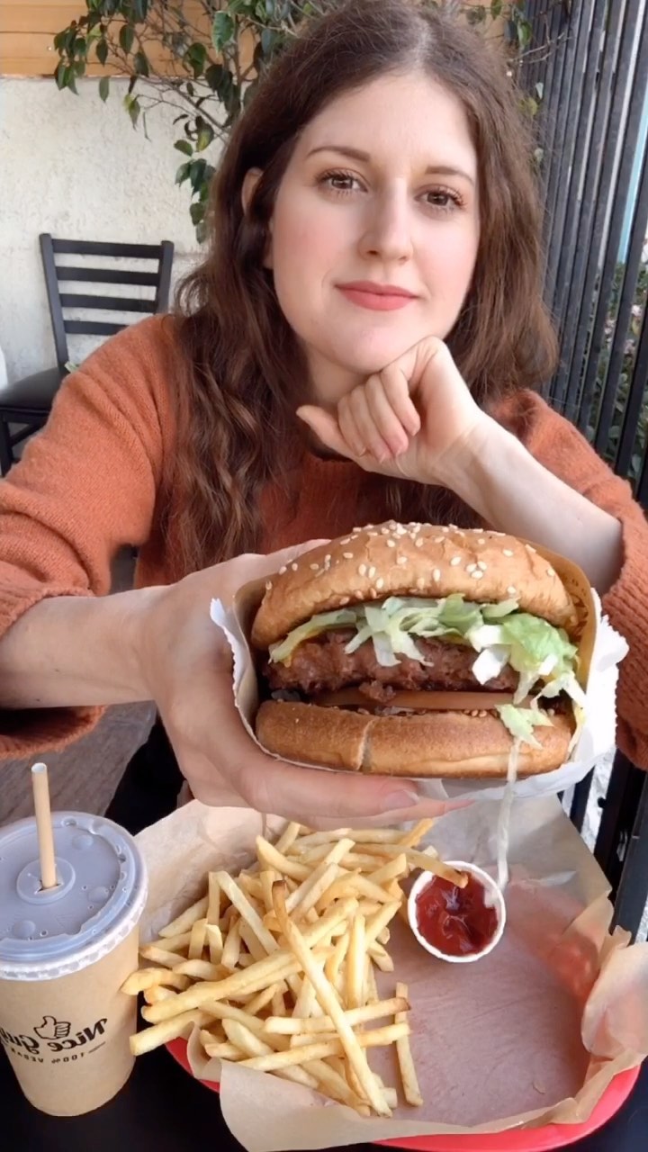 𝚅𝚎𝚐𝚊𝚗 𝙱𝚞𝚛𝚐𝚎𝚛 𝚊𝚗𝚍 𝙵𝚛𝚒𝚎𝚜 🍔🍟 Finally tasting a burger...