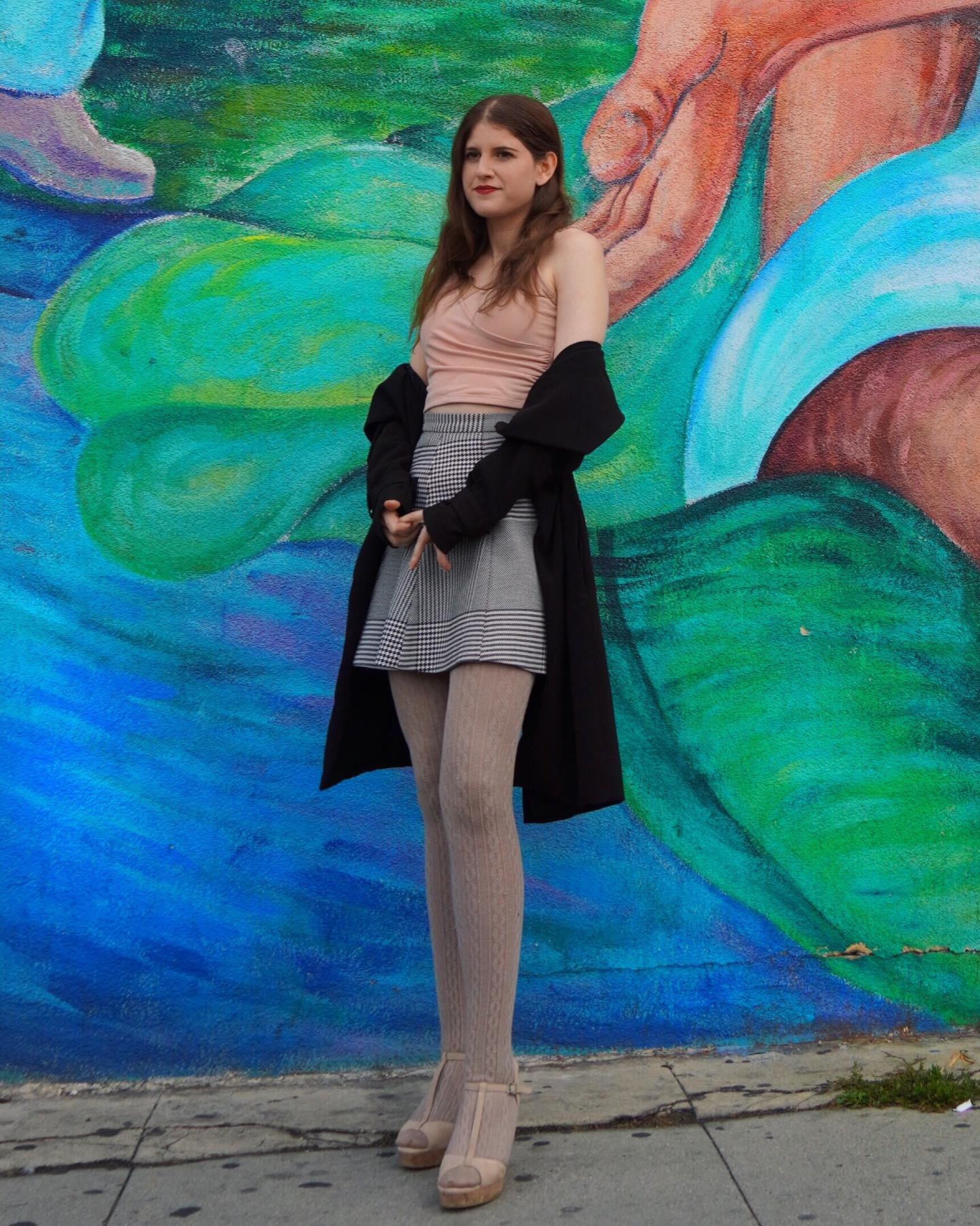 Beautiful street art in Los Angeles surrounds me 🖼...