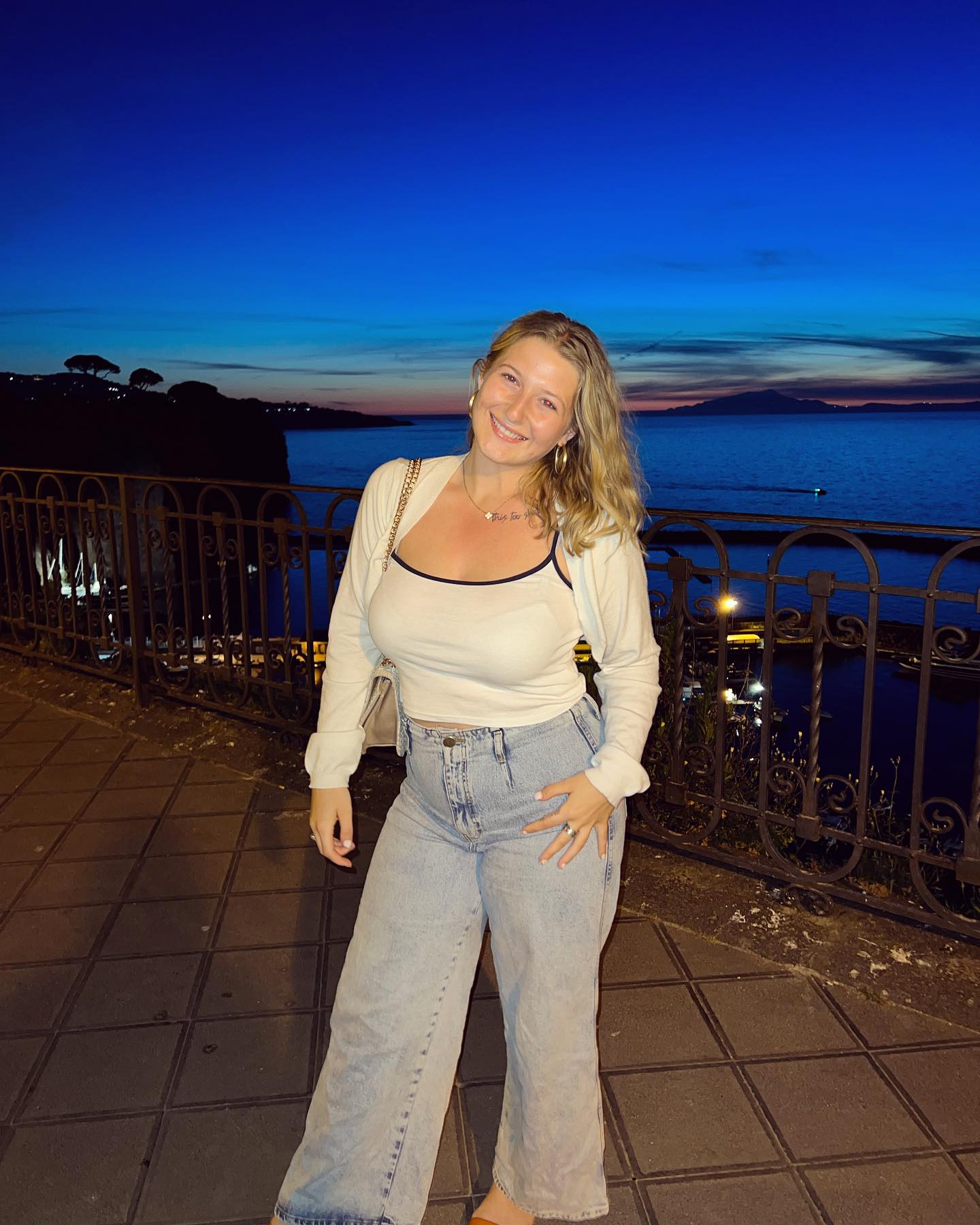 Just a gal who loves her sunsets 

#italygram #sun...