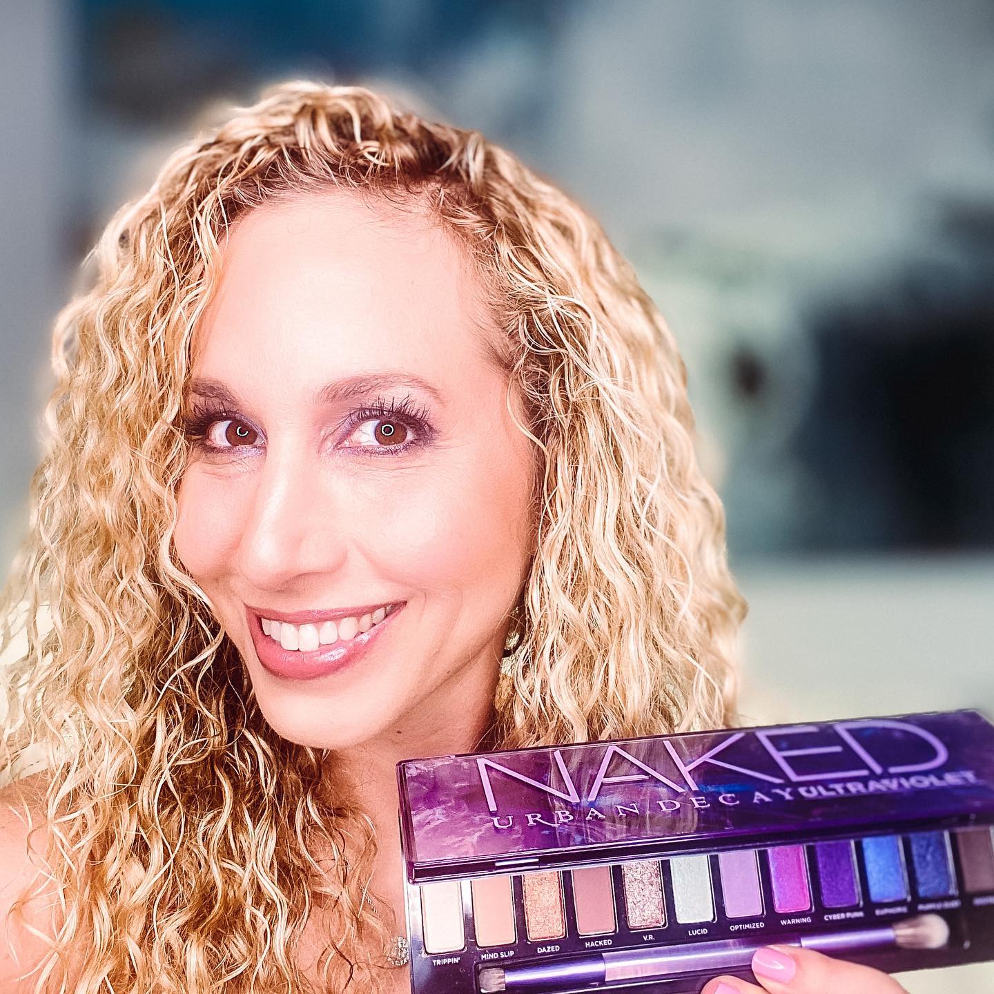 Destaca tus ojos con un maquillaje de ojos muy sen...